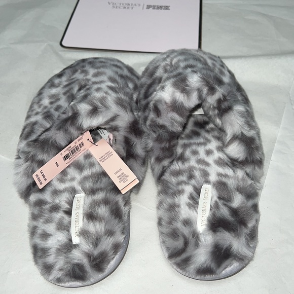 (7/8) VICTORIA'S SECRET Closed Toe Faux Fur Slipper - Picture 6 of 11